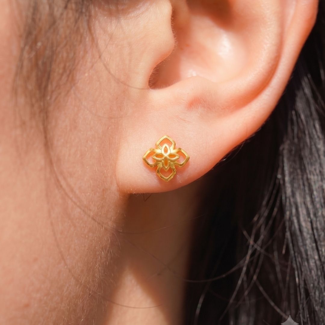 916 Gold Stellar Stud Earrings